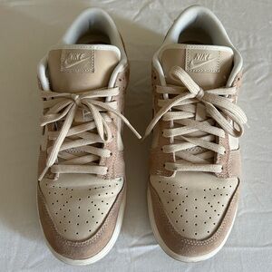 Men’s 9 women’s 10.5 Nike dunks. Worn maybe 10 times.